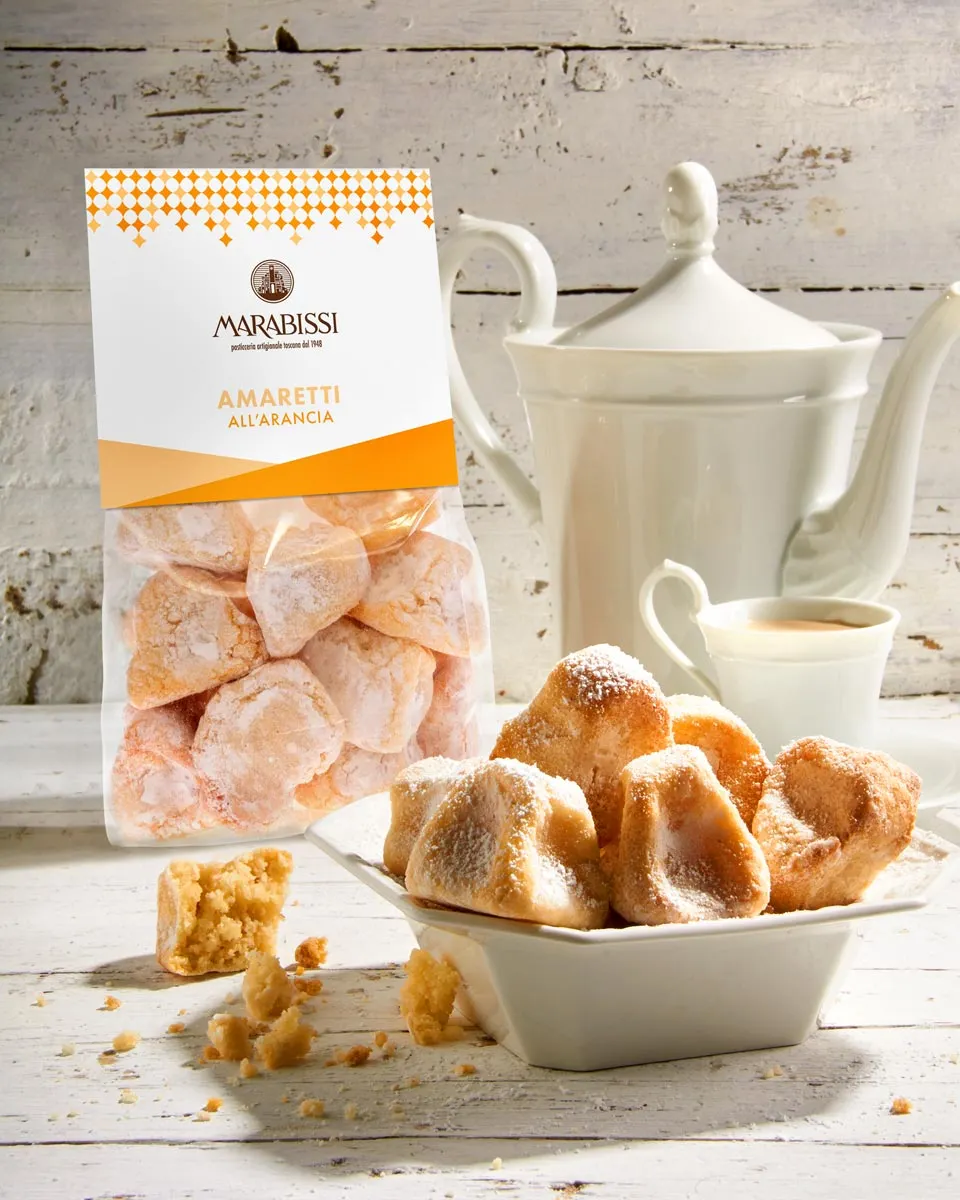 Amaretti morbidi all arancio – mit passenden Accessoires arrangiert