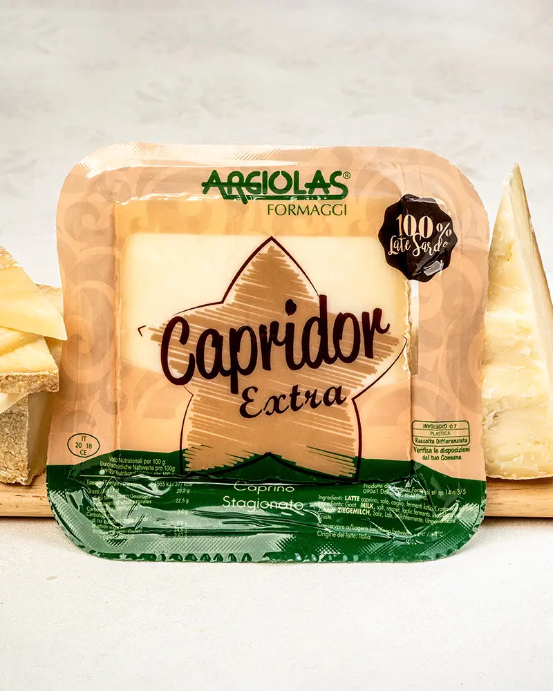 Ziegenkäse Capridor extra - am Stück – mit passenden Accessoires arrangiert