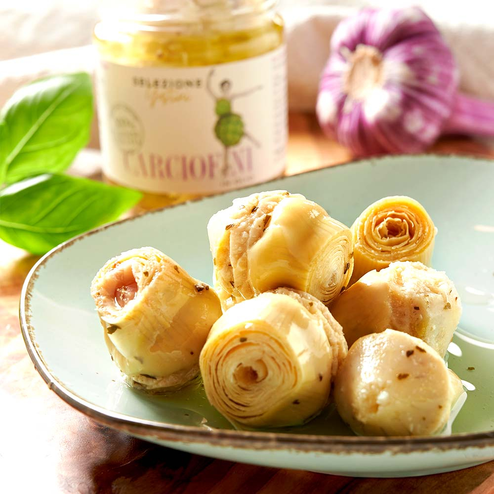 Ganze Artischockenherzen - in Kräuteröl – mit passenden Accessoires arrangiert