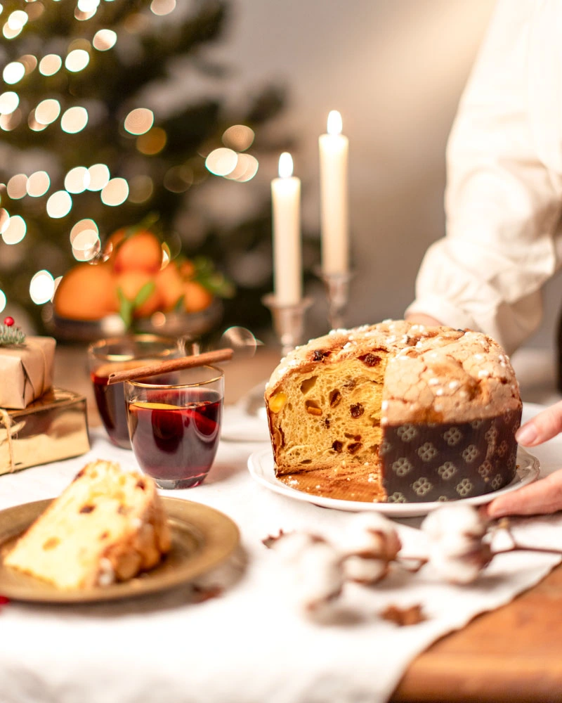 Klassischer Panettone - im Geschenkkarton – Panettone ausgepackt mit Verpackung