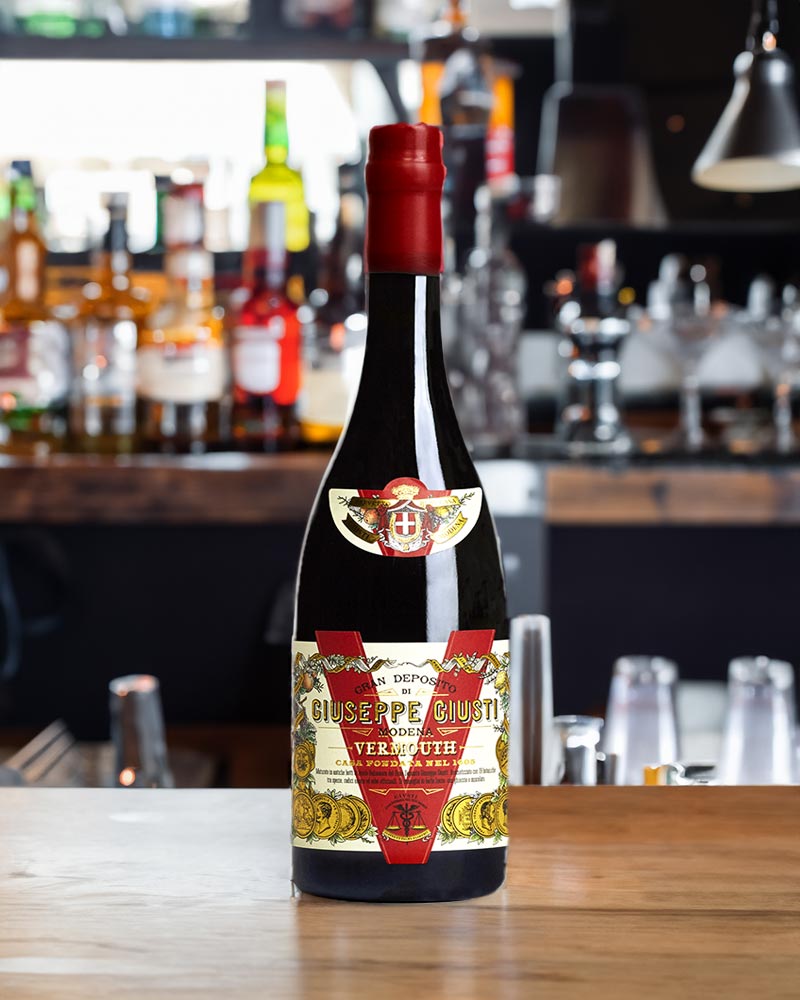 Giusti Wermut - aus dem Balsamicofass – mit passenden Accessoires arrangiert