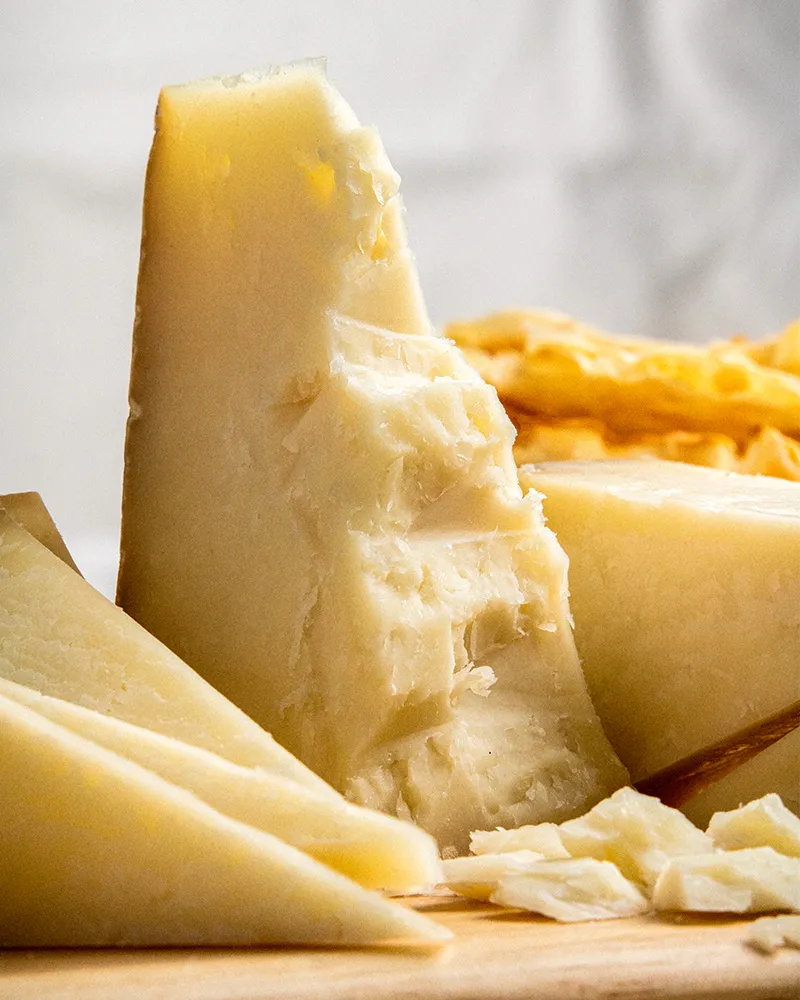 Ziegenkäse Capridor extra - am Stück – mit passenden Accessoires arrangiert