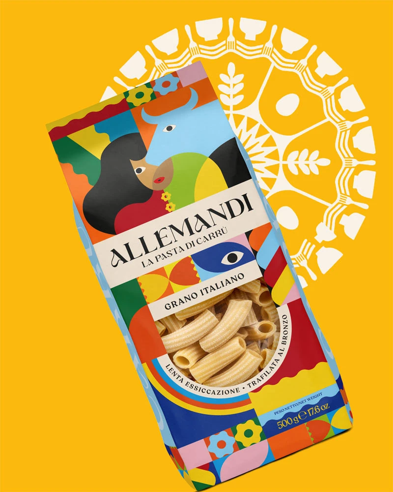 Rigatoni - Premiumpasta – mit passenden Accessoires arrangiert