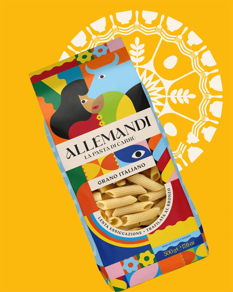 Penne Rigate - Premiumpasta – mit passenden Accessoires arrangiert