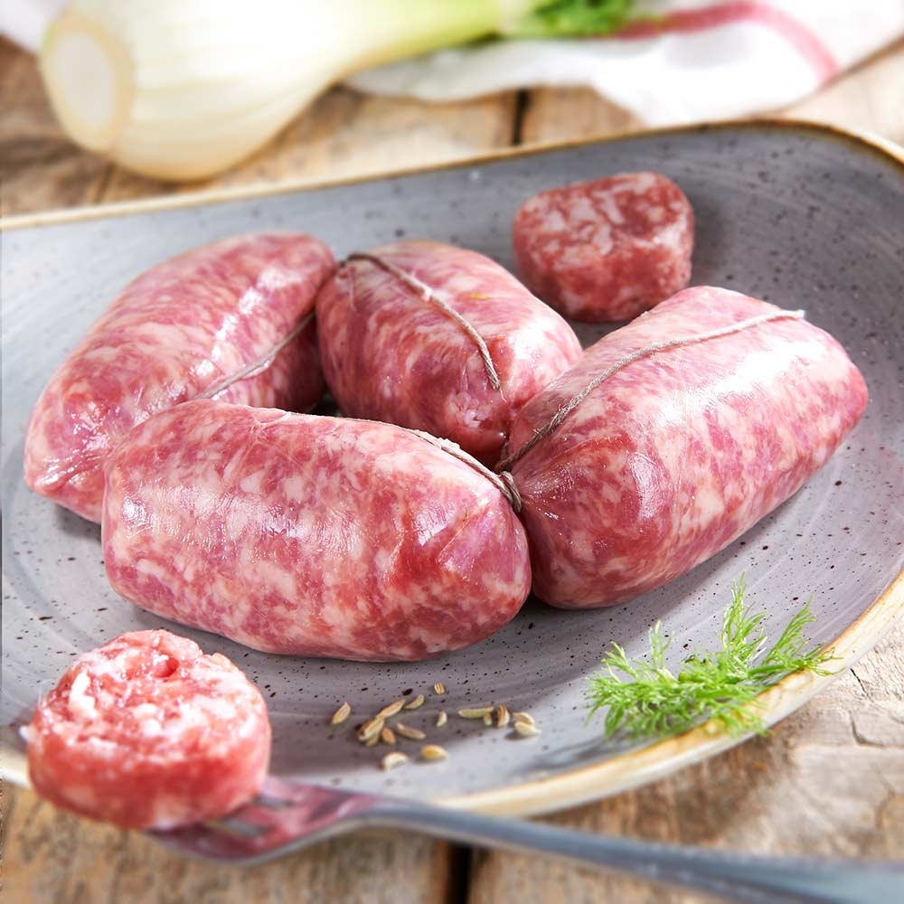Salsiccia mit Fenchel - 4 Stück – mit passenden Accessoires arrangiert