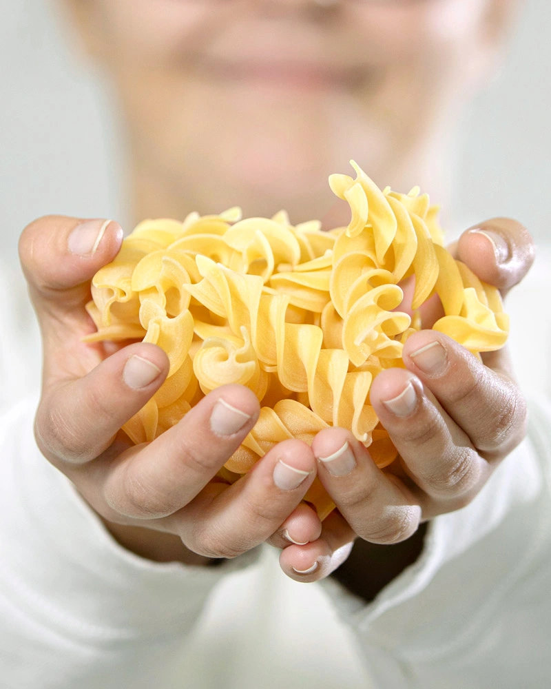 Fusilli - Premiumpasta – mit passenden Accessoires arrangiert