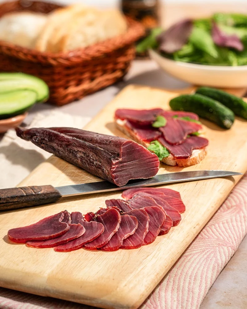 Schweinefilet - geräuchert – mit passenden Accessoires arrangiert