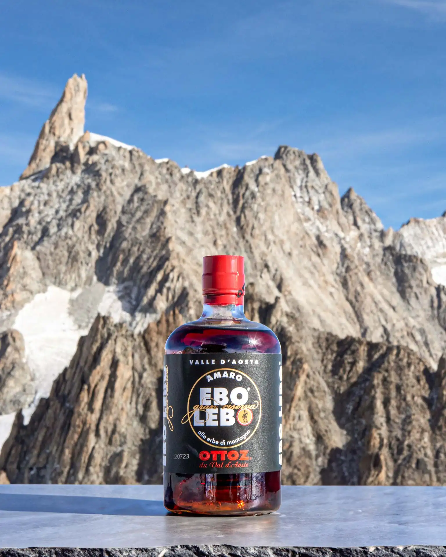 Ebo Lebo - Liqueur aux herbes et au safran Ebo Lebo - Kräuterlikör mit Safran – ansprechend in Szene gesetzt