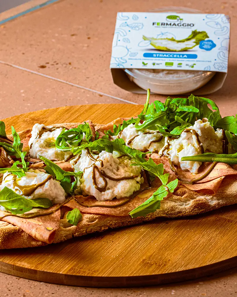 vegane Stracciatella, Streichkäse auf einer Pinsa, Straccella