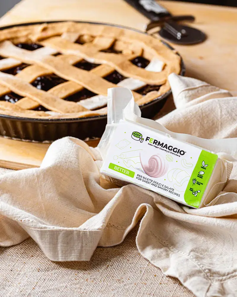 vegane Butter neben einem Kuchen, Fermaggio