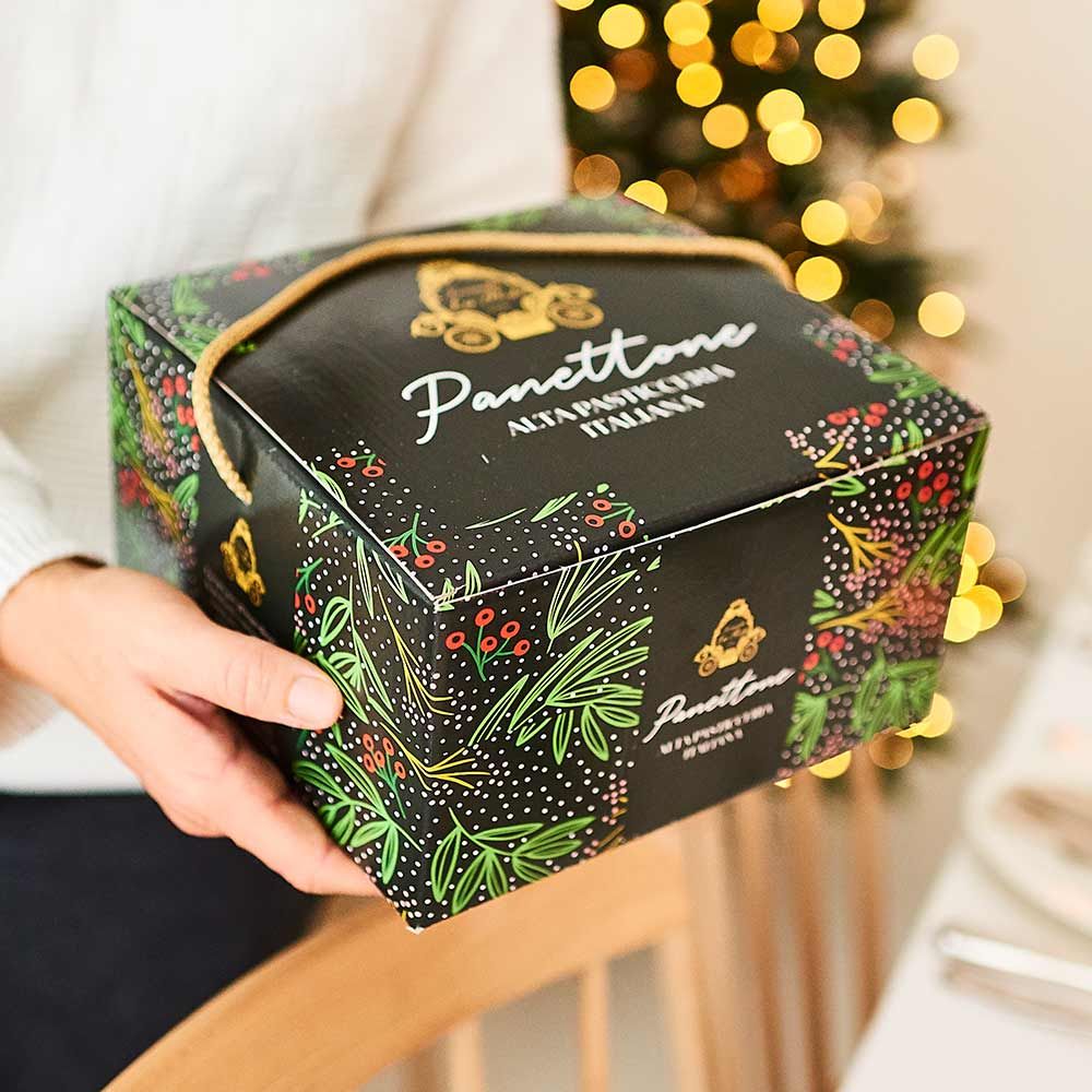 Panettone mit Moscato - im Geschenkkarton – serviert auf einem Teller, Panettone ausgepackt mit Verpackung