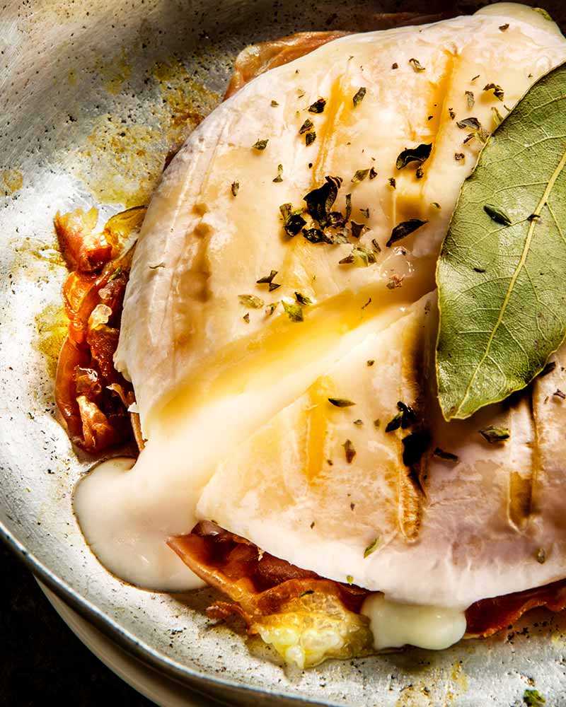 Tomino - Grill- und Ofenkäse – mit passenden Accessoires arrangiert