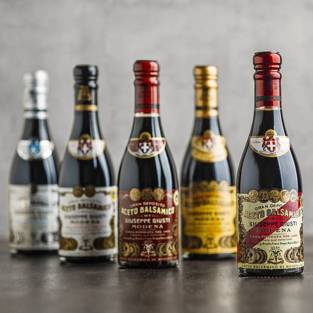 Balsamico Schatztruhe - Collezione Storica – Flasche im Hintergrund