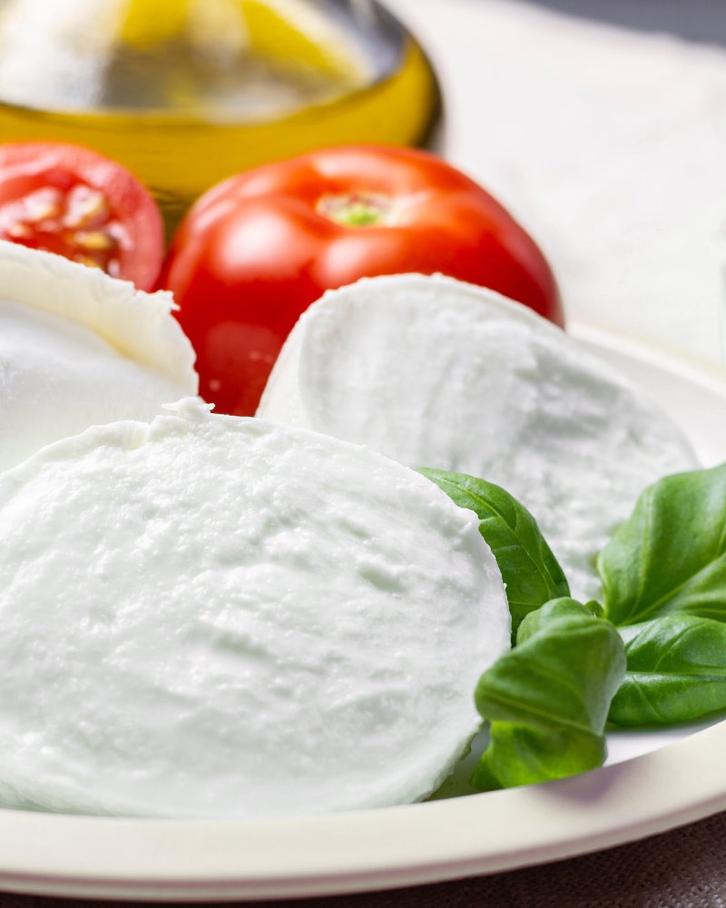 Büffelmozzarella - 2 Kugeln – mit passenden Accessoires arrangiert