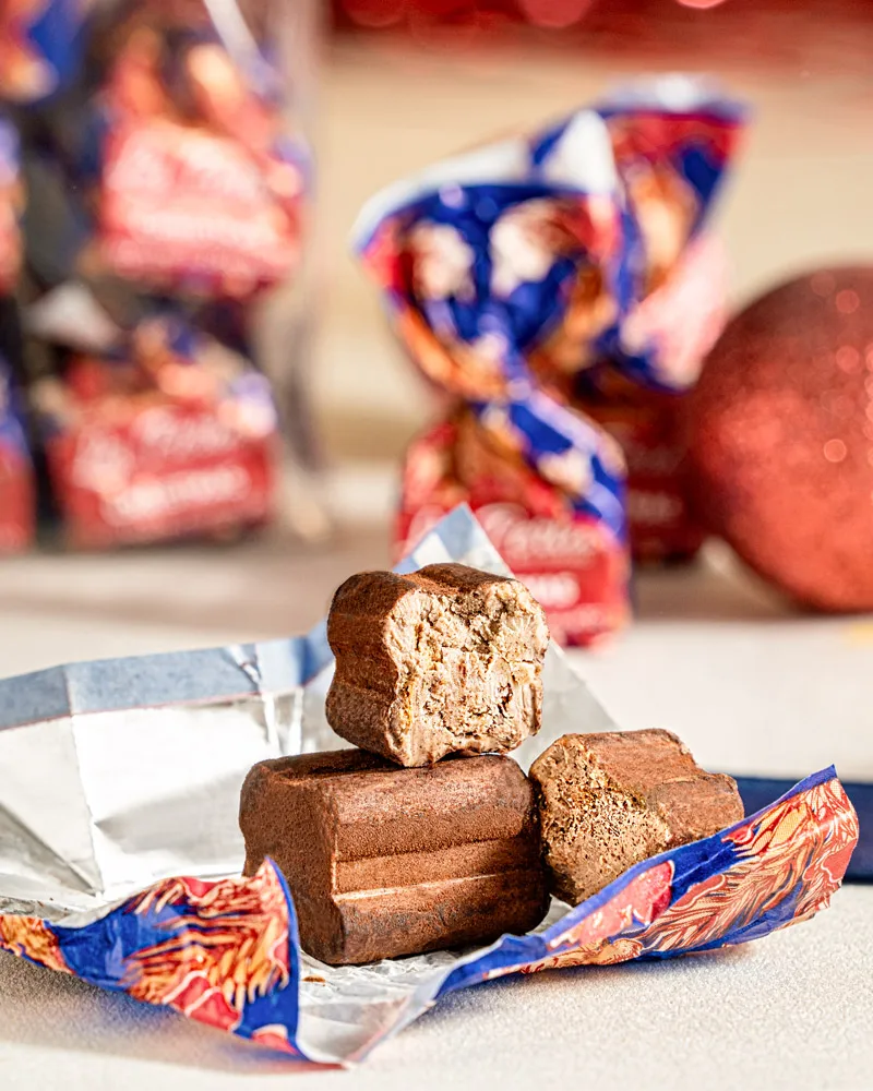 Weihnachtliche Tartufi - Mix in Minibox – mit passenden Accessoires arrangiert