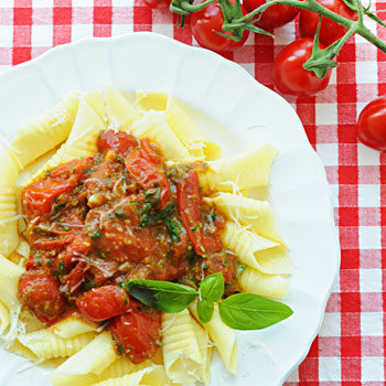 Garganelli mit Pesto und Tomaten